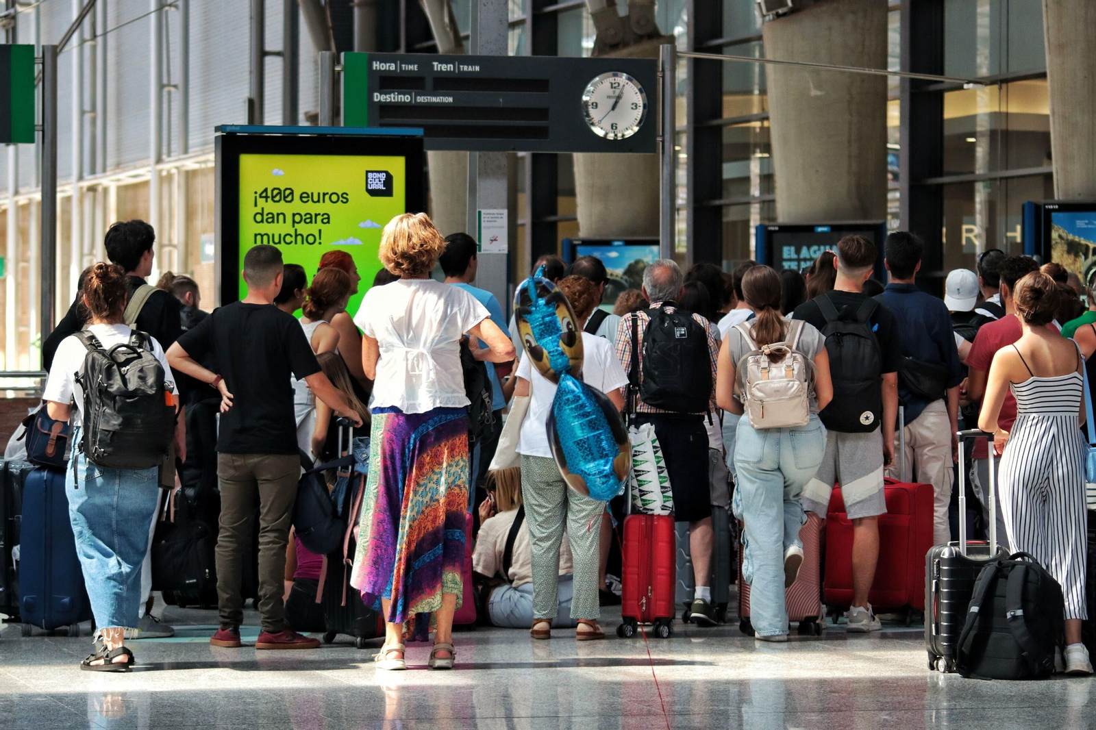Así es el ambiente en la estación de Málaga este martes tras la cancelación de trenes.