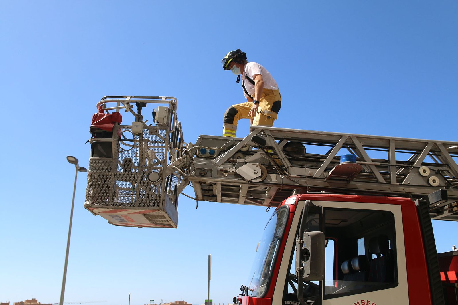 Fotogalería los bomberos de Almería regalan un cochecito eléctrico y camisetas a los niños hospitalizados de Torrecárdenas