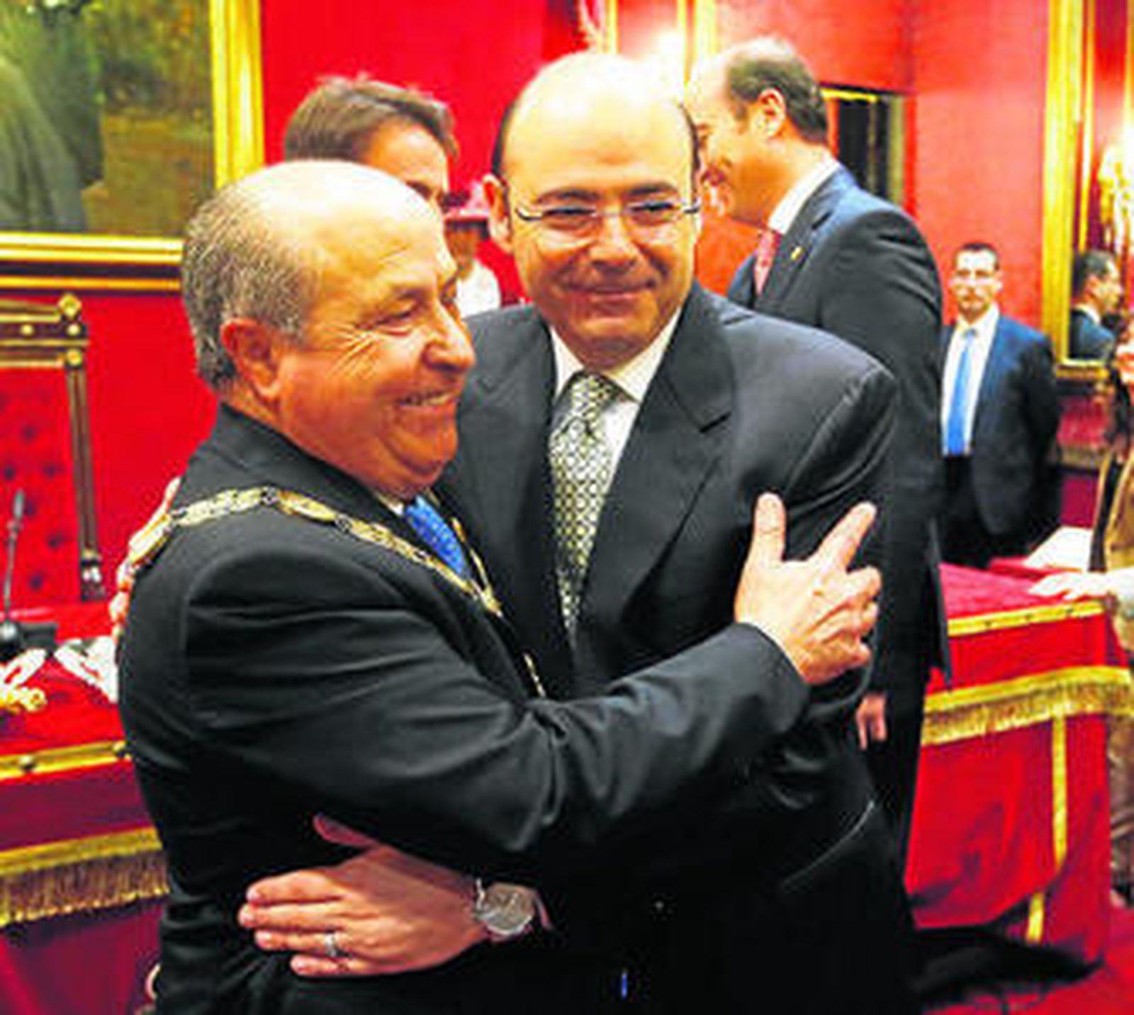 El alcalde saluda a Sebastián Pérez, número dos del Ayuntamiento.