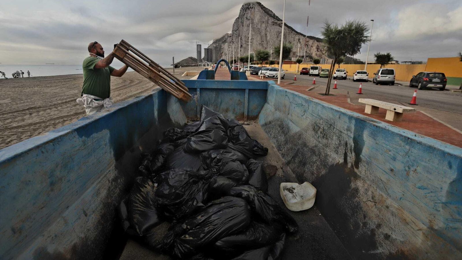 Limpieza en las playas de La Línea por el último vertido del 'OS 35'