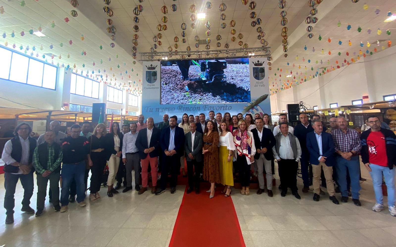 La consejera Carmen Crespo y otros reponsables políticos, este viernes, en la Feria del Espárrago de Alcalá del Valle.