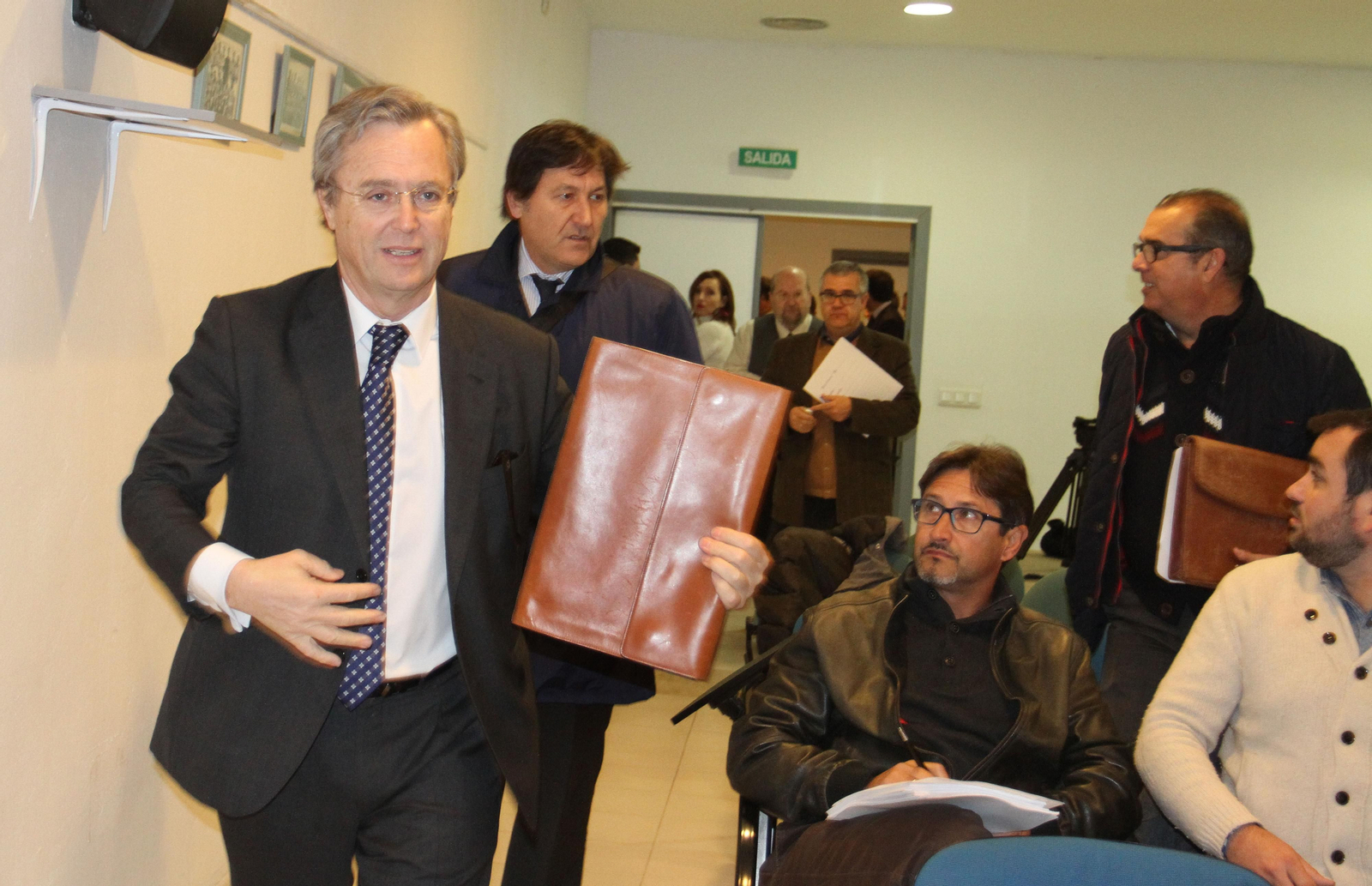 El notario Carlos Toledo entra en la sala de prensa para dar fe de la Junta.