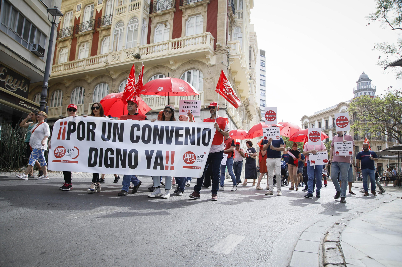 Manifestación de los bomberos quemados de Almería, en imágenes