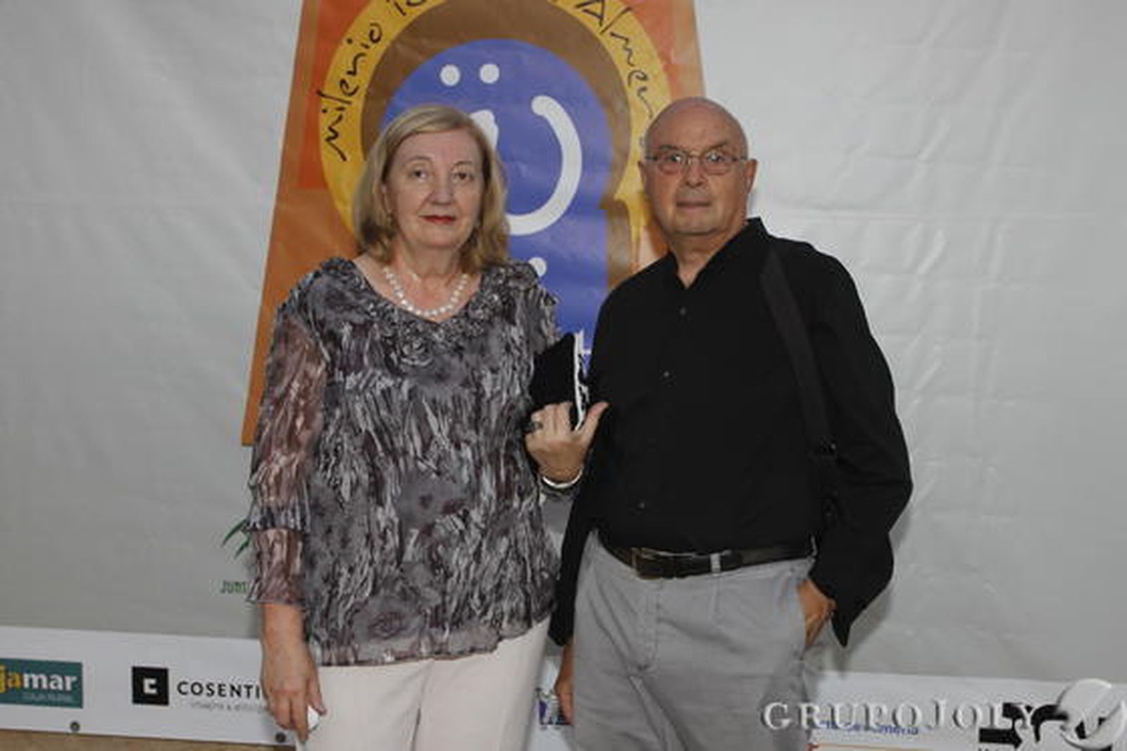 Celso Ortíz, portando una camisa negra, no se separó ni un momento de su mujer, Elisa Maurolagoitia, a la que acompañó durante la sesión fotográfica./ Rafael González y Ricardo García