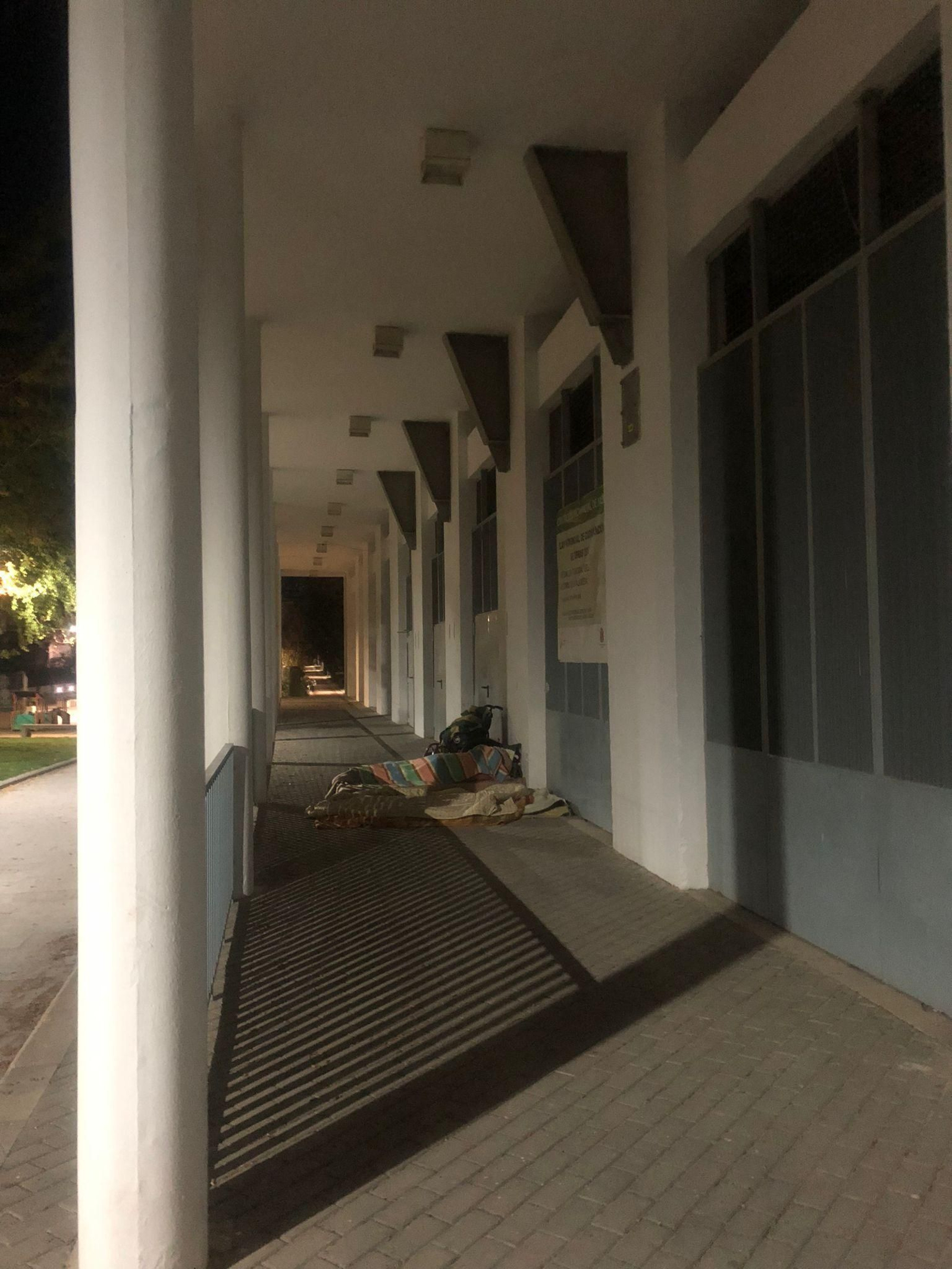 Temporero durmiendo en La Alameda.