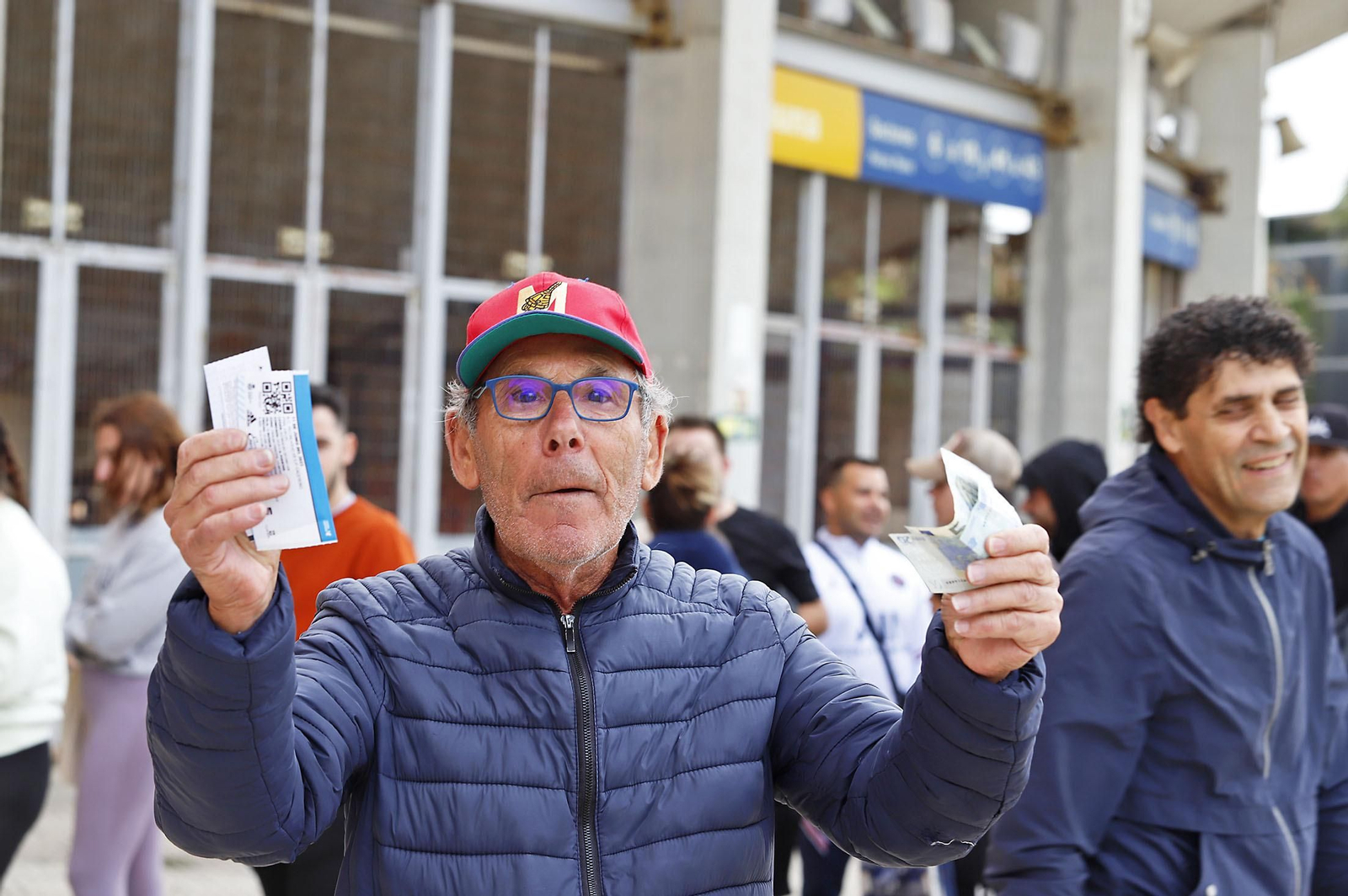 Largas colas para comprar las últimas entradas de la final del Recreativo de Huelva
