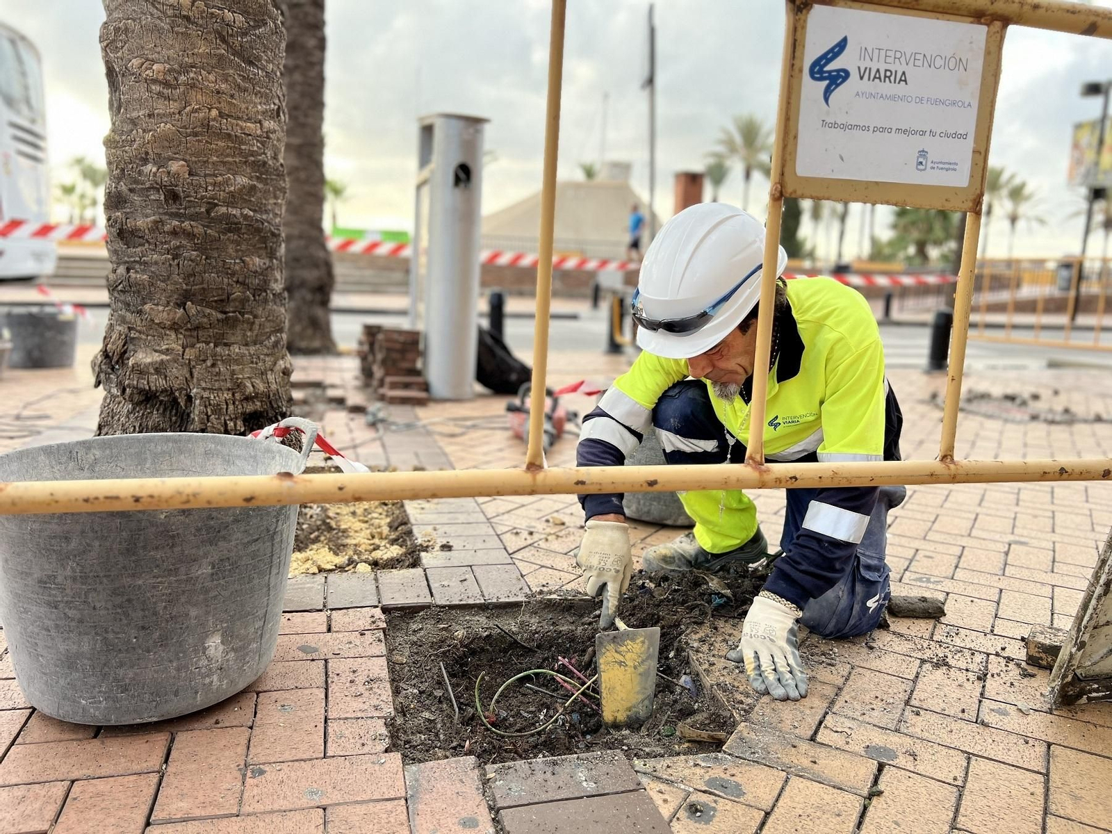 Un operario de Intervención viaria actuando en el paseo marítimo.
