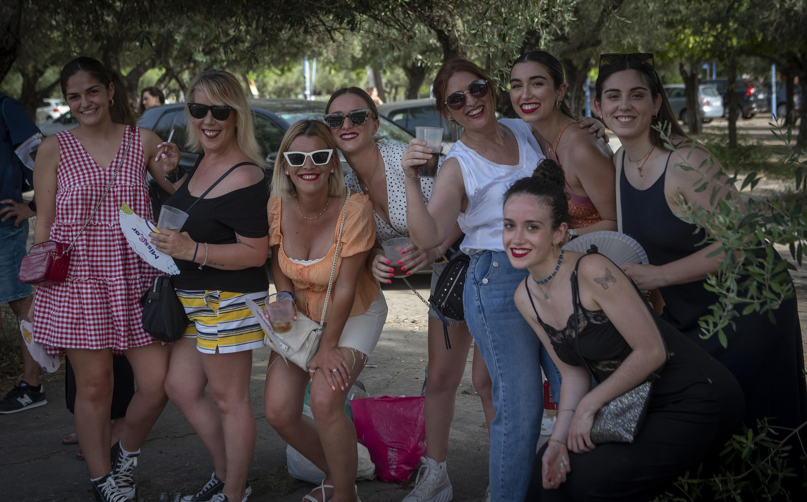 Calor y buen ambiente en la entrada del concierto de Manuel Carrasco