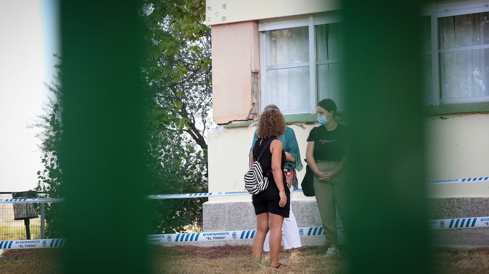 Protestas de los padres y madres del colegio de El Torno por el mal estado en que se encuentra el centro