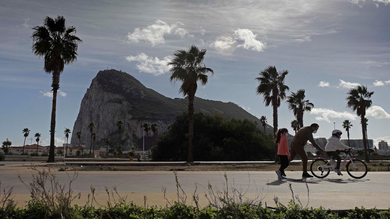 Una familia en La Línea, frente a Gibraltar.