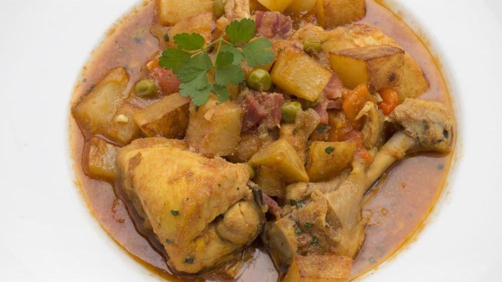 El pollo es la base proteínica de esta receta de toma pan y moja.