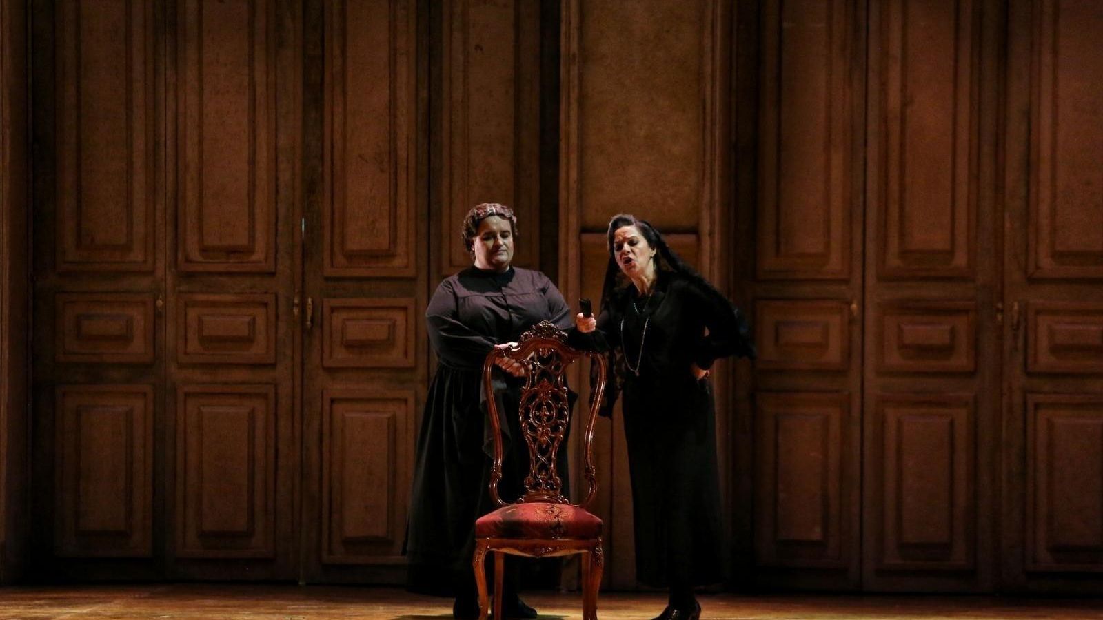 Luis Cansino como Poncia y Nancy Fabiola Herrera como Bernarda Alba.