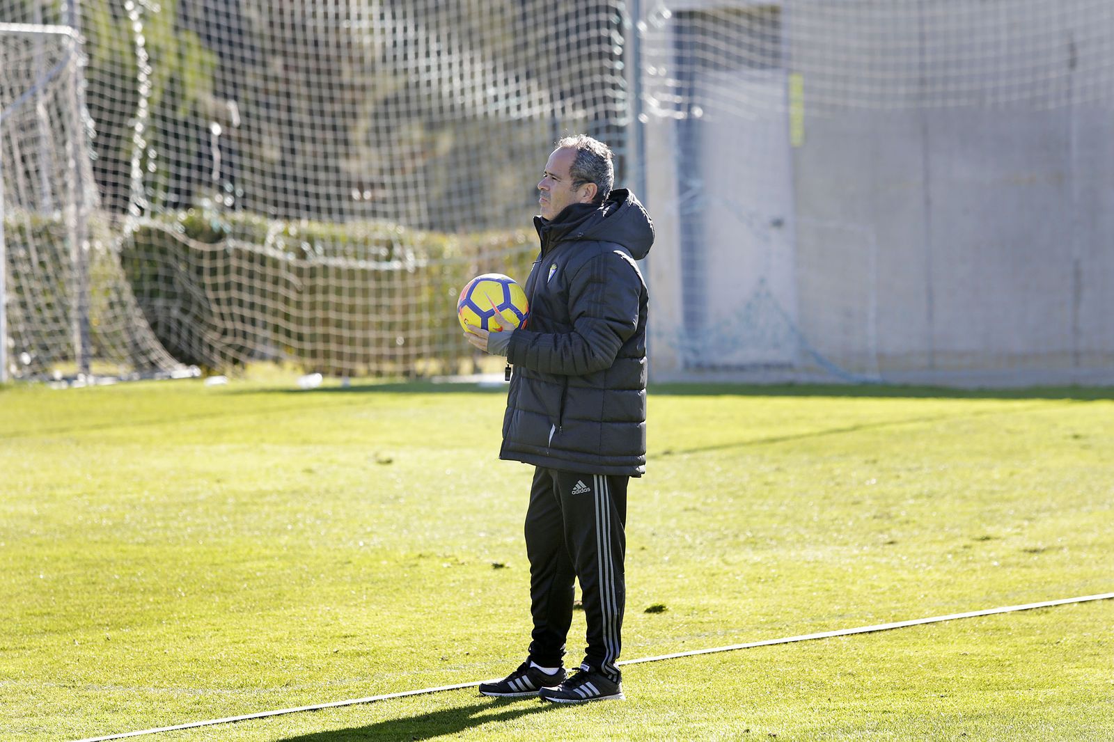 Álvaro Cervera sostiene un balón durante una sesión de trabajo en El Rosal.