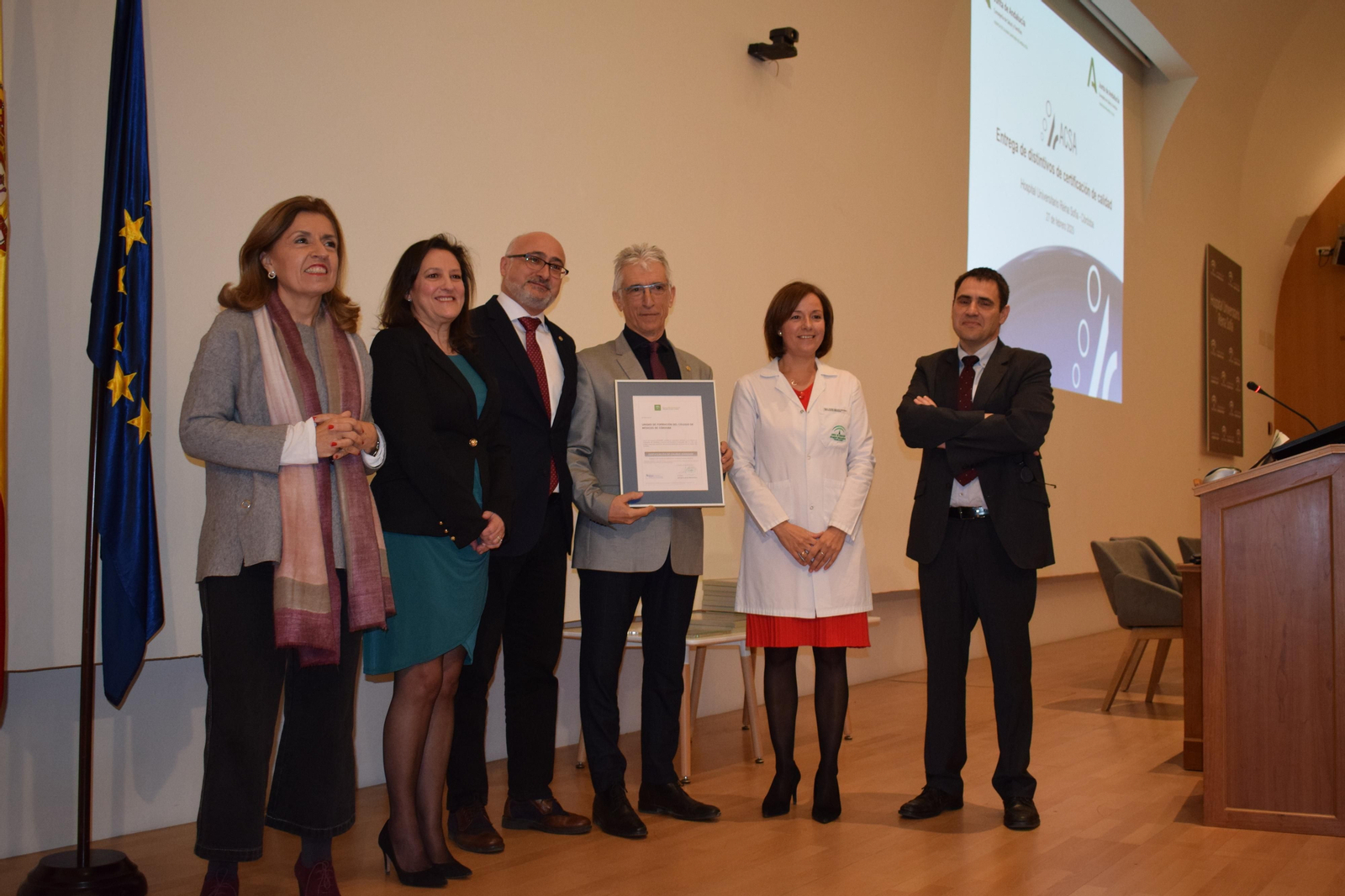 El Colegio de Médicos recibe la distinción.