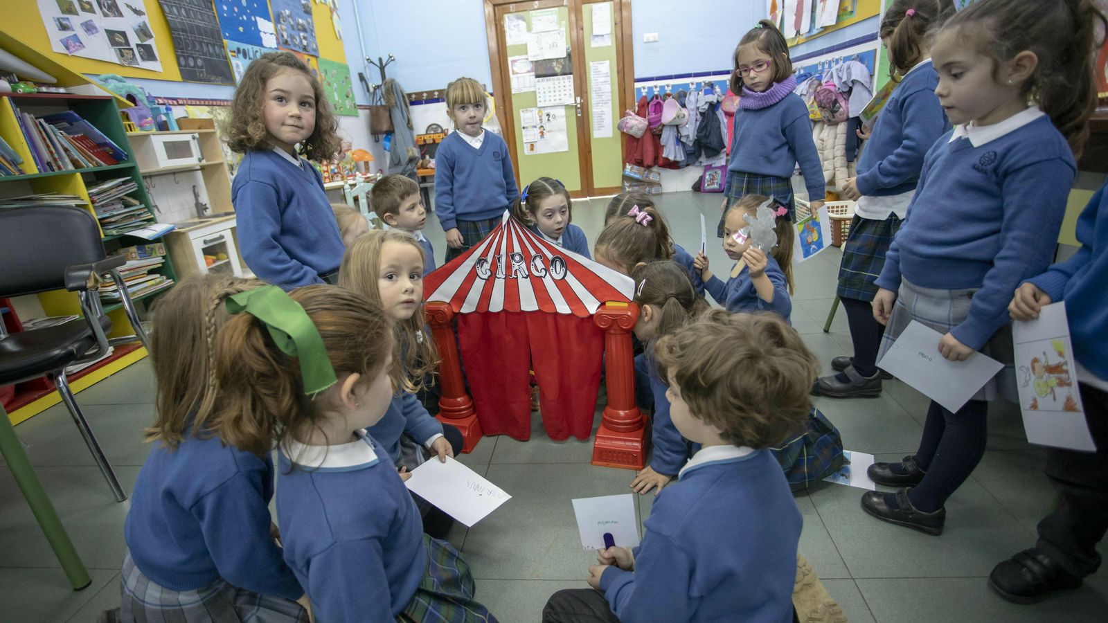 Niños con uniforme en una de las actividades de un centro SAFA.