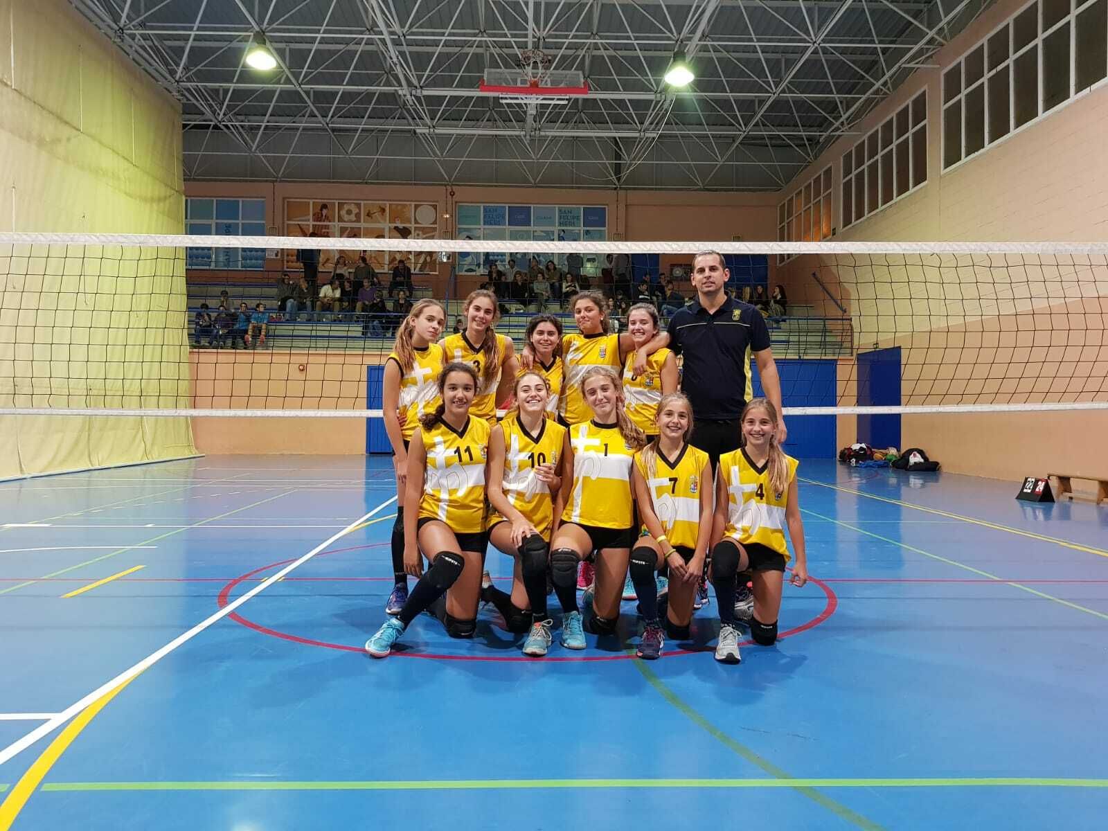 Formación del Marianistas Jerez femenino de categoría infantil.
