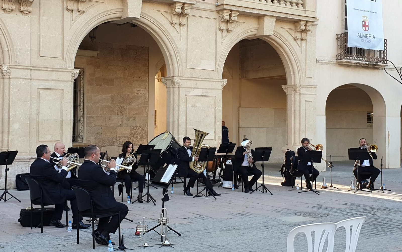 El ensemble de metales y percusión de la Banda Municipal durante su actuación.