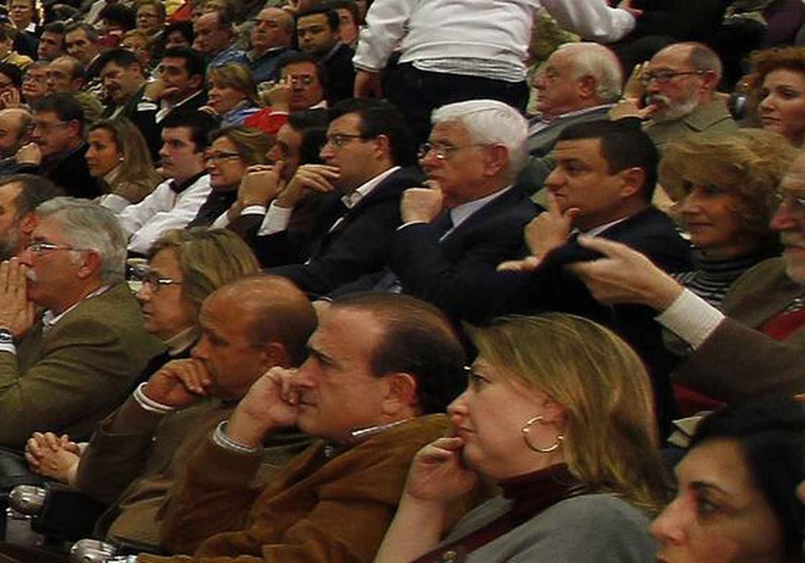 José Luis Sánchez, de Sando, -en el centro de la imagen- junto al delegado de Urbanismo, Manuel Rey.

Foto: Antonio Pizarro