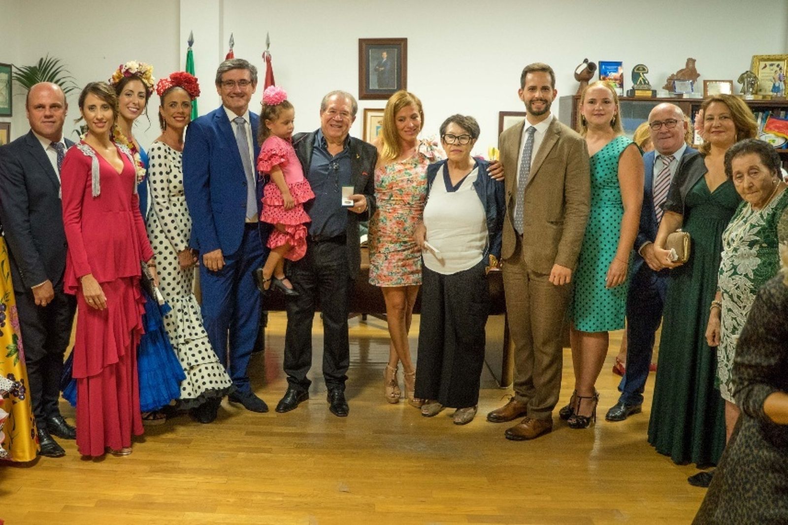 Fotogalería de las fiestas de Adra con el desfile de carrozas y la actuación de Juan Mena