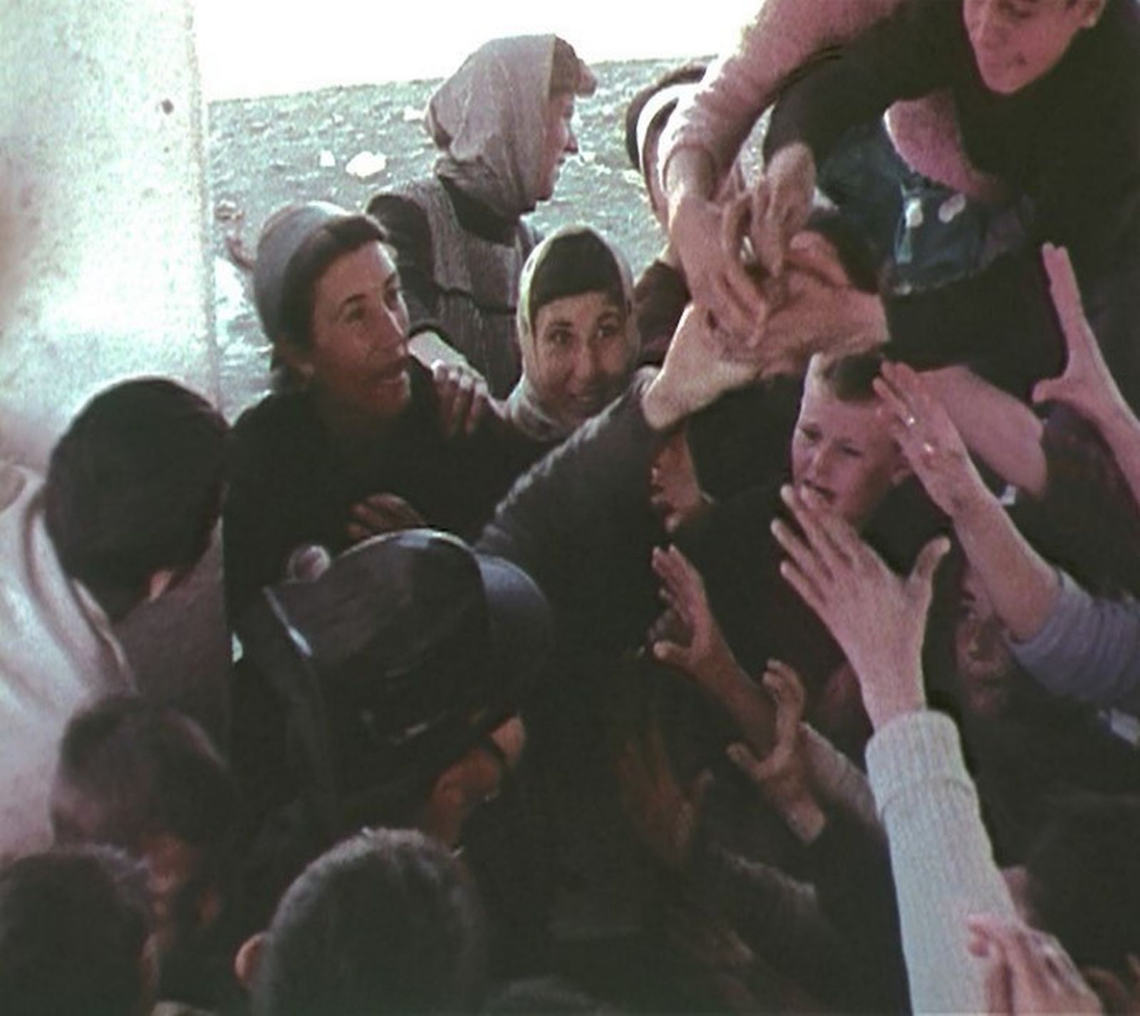 Distribución de alimentos en Villaricos. En menos de dos semanas sin pesca ni jornales agrícolas, los habitantes comenzaron a pasar hambre.