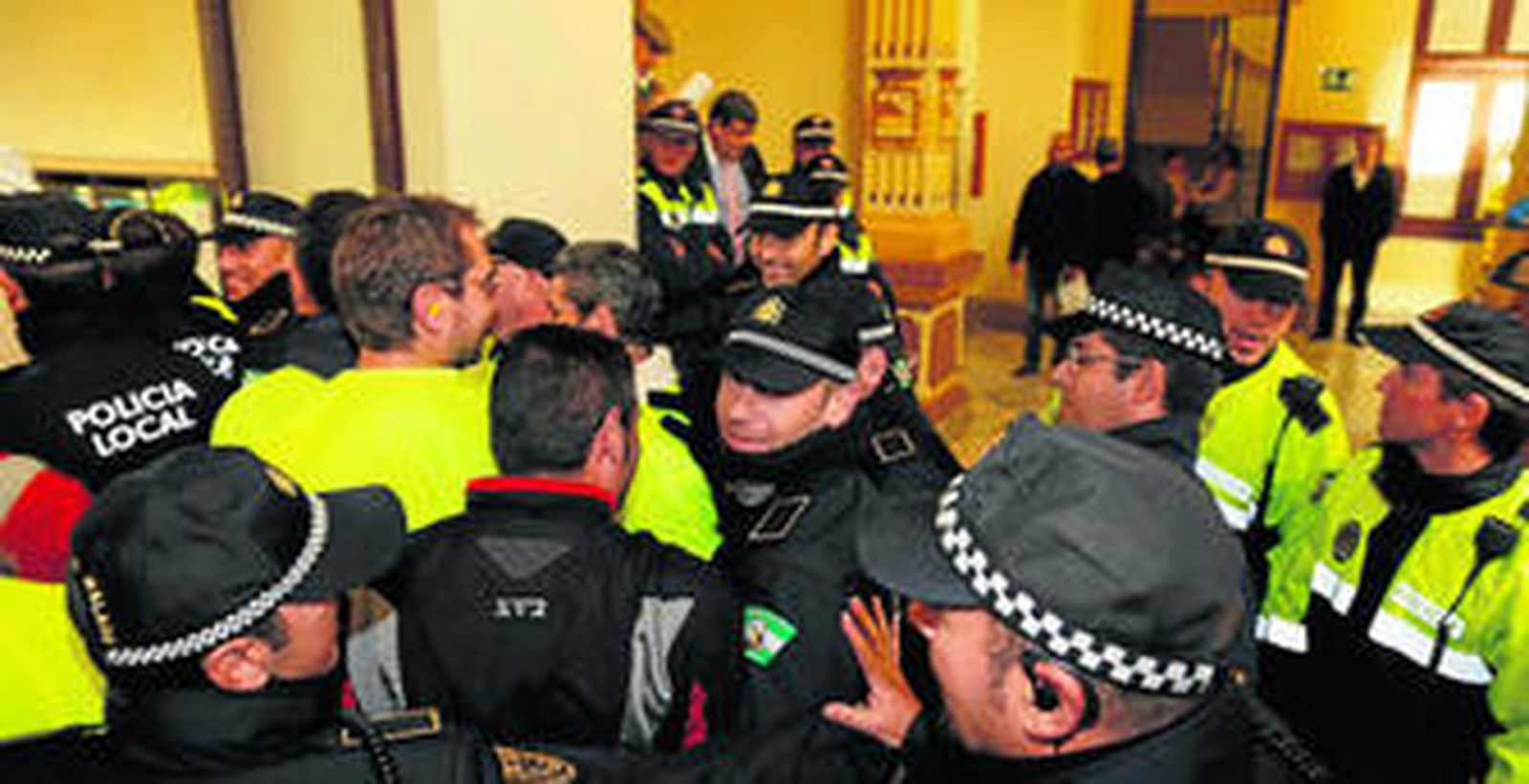 Momento en que agentes de la Policía Local ocuparon la planta baja del Ayuntamiento en protesta contra los ajustes salariales, a finales de 2012.