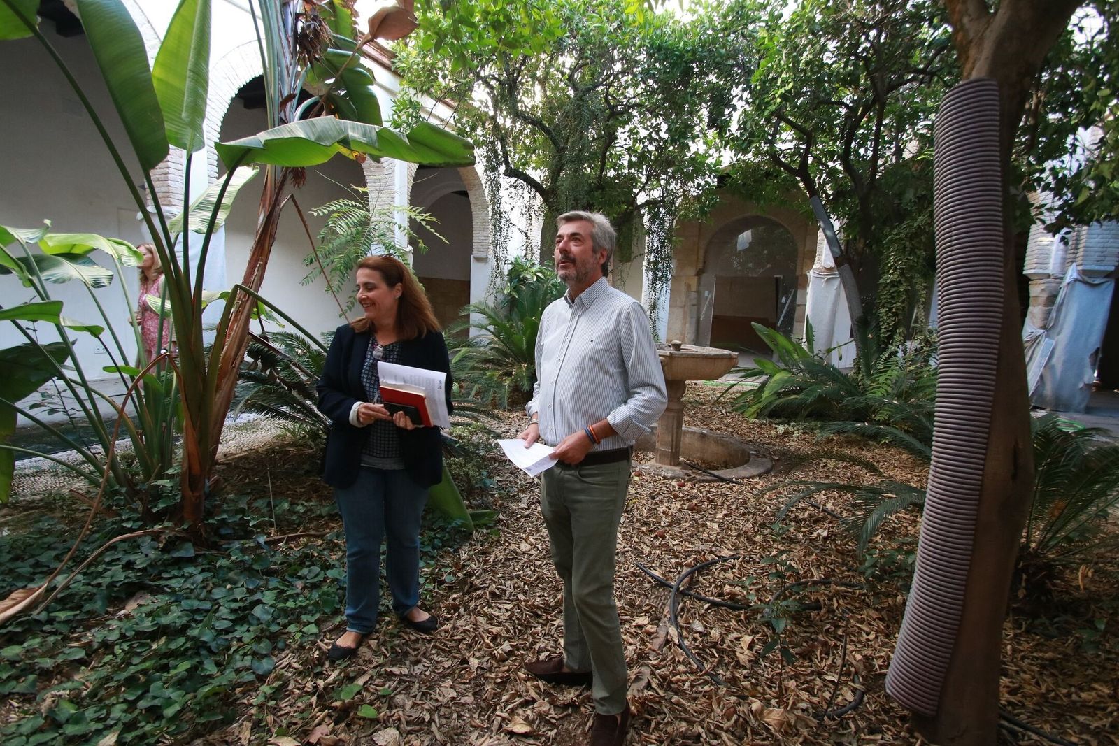 Miguel Ángel Torrico y Carmen Chacón, en el histórico patio del Archivo Histórico Municipal.