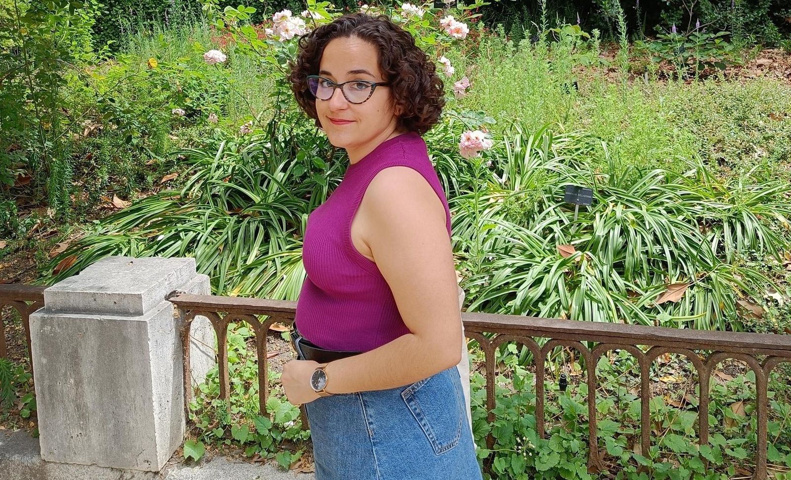 La joven en el Real Jardín Botánico de Madrid.