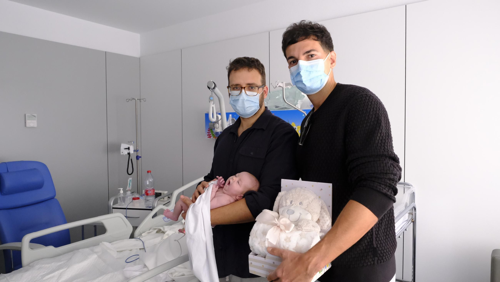 Las imágenes de la visita de los jugadores del Almería a los niños de Torrecárdenas
