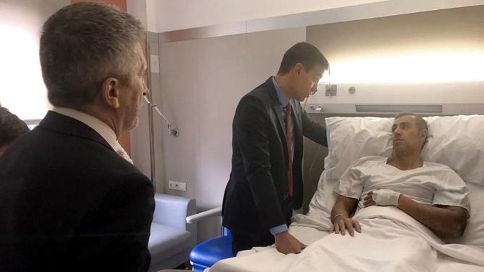 Sánchez visita a uno de los agentes heridos en el Hospital Sagrat Cor de Barcelona.