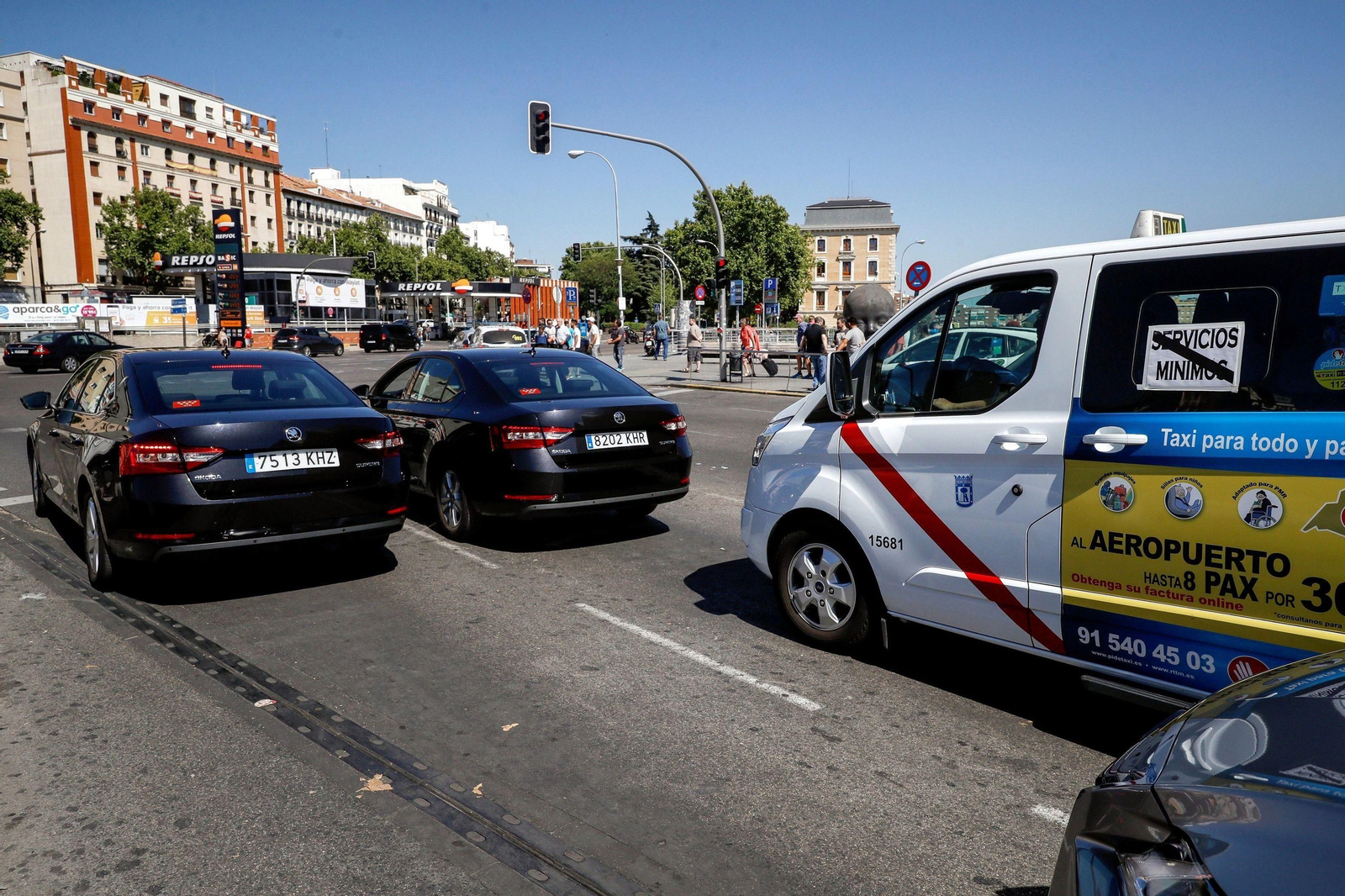 Dos VTC seguidos de un taxi en Madrid.