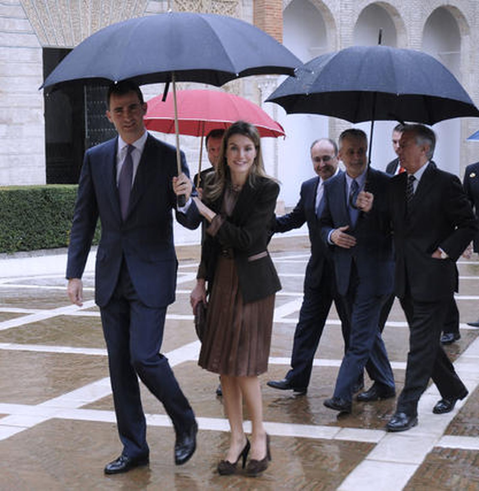 Los Príncipes de Asturias atienden amablemente a los fotógrafos al entrar en el Alcázar.

Foto: Juan Carlos Vázquez