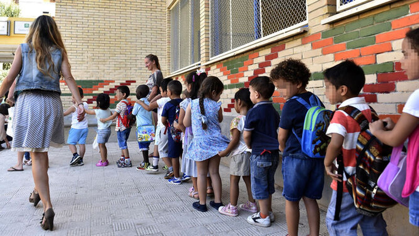 Niños de un centro de Educación Infantil en cola para acceder a las clases.