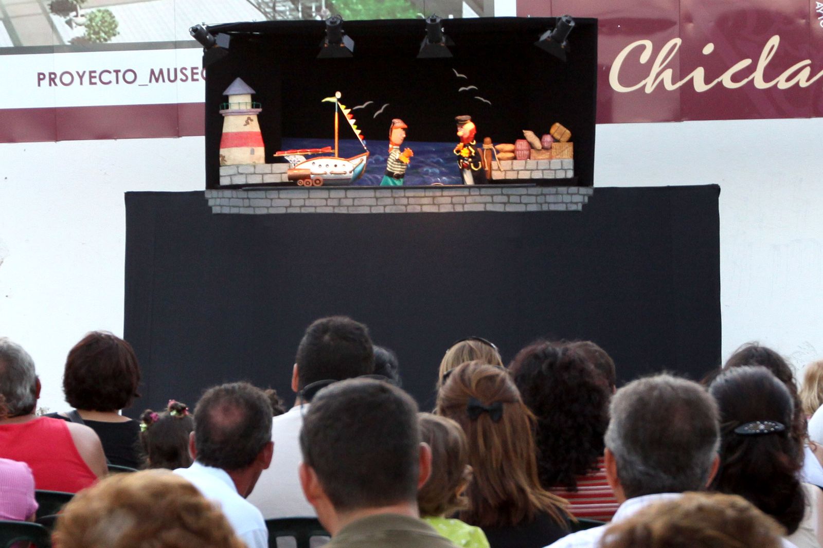 Imagen de archivo de una función de títeres en la Plaza de Las Bodegas.