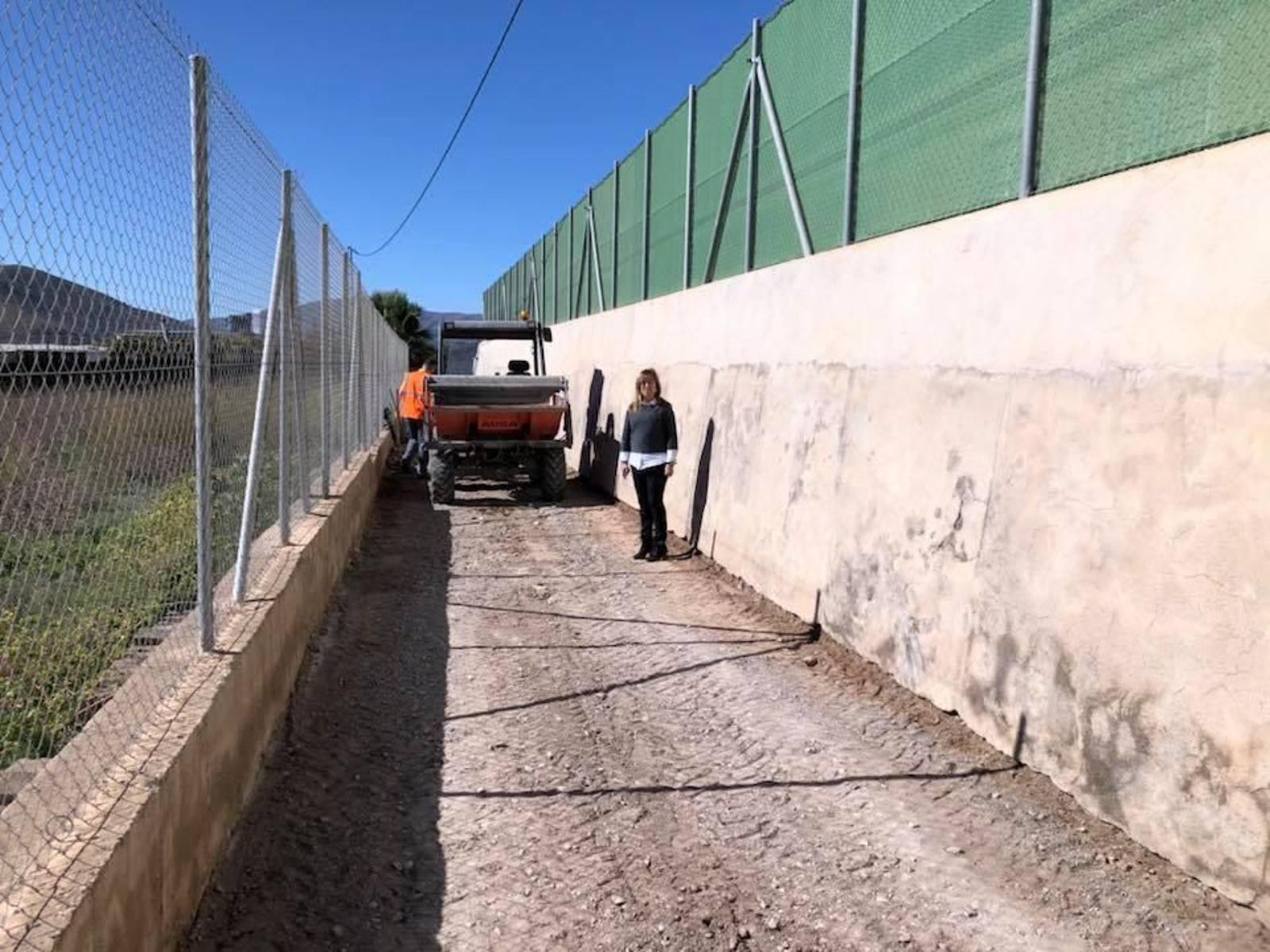 La edil Cecilia Martín junto al camino asfaltado.