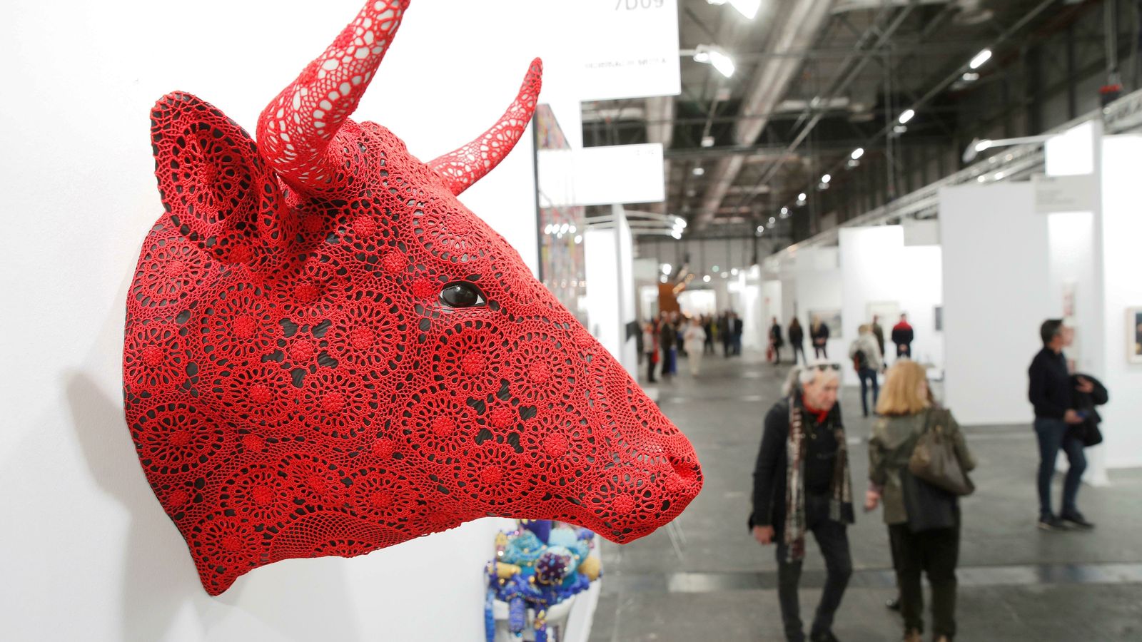La portuguesa Joana Vasconcelos también triunfa en la feria con su arte textil.