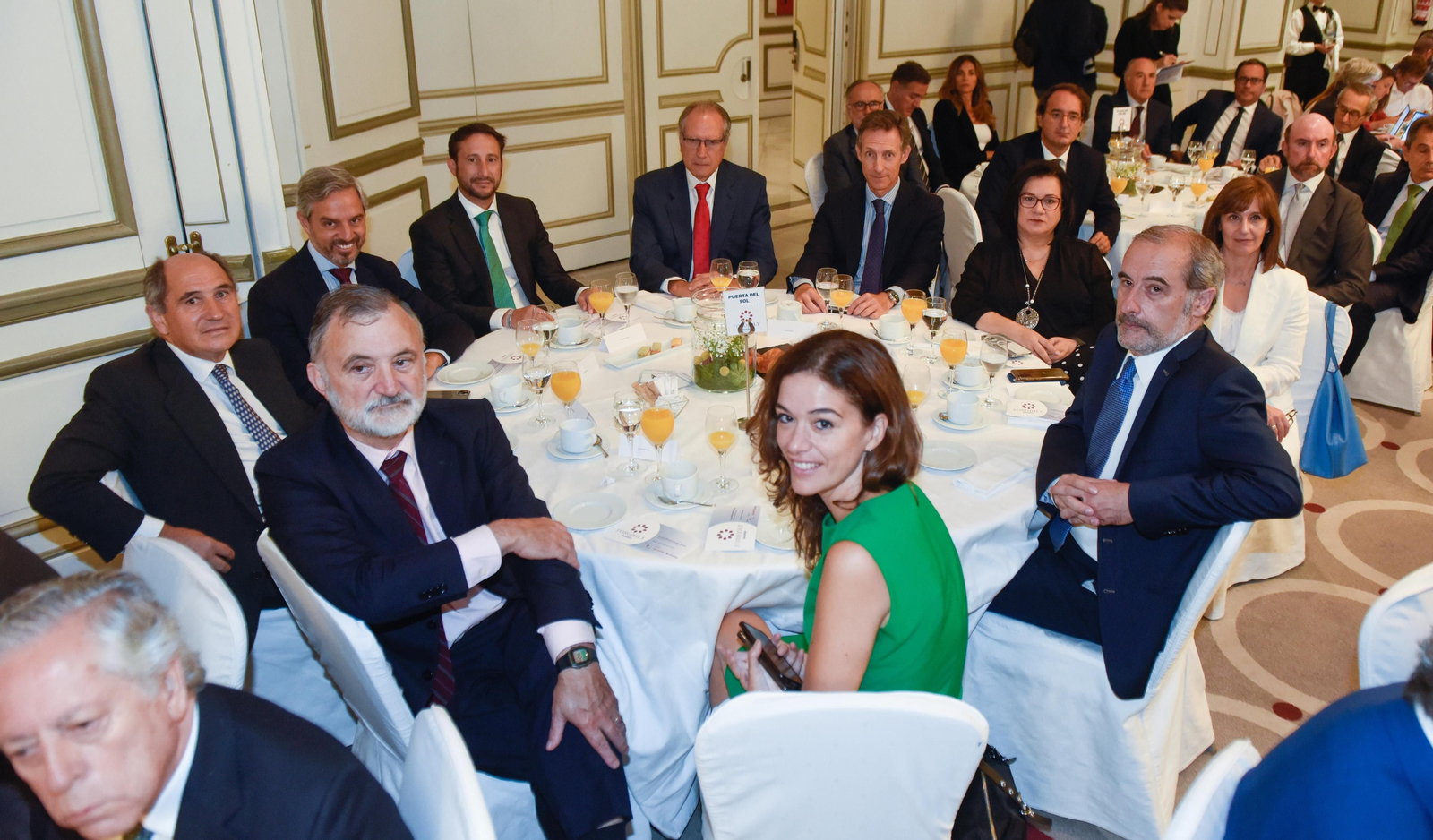 Los invitados al Foro Joly con Juanma Moreno en Madrid, en imágenes