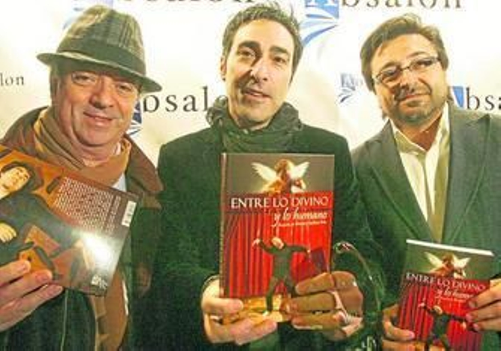 Antonio Martín, Martínez Ares y José Manuel Caballero posan con el libro 'Entre lo divino y lo humano'.