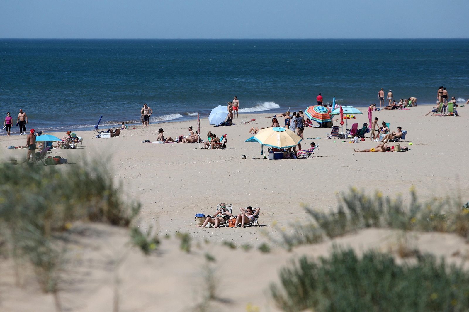 Imágenes del ambiente en la playa en la mañana del domingo en Huelva