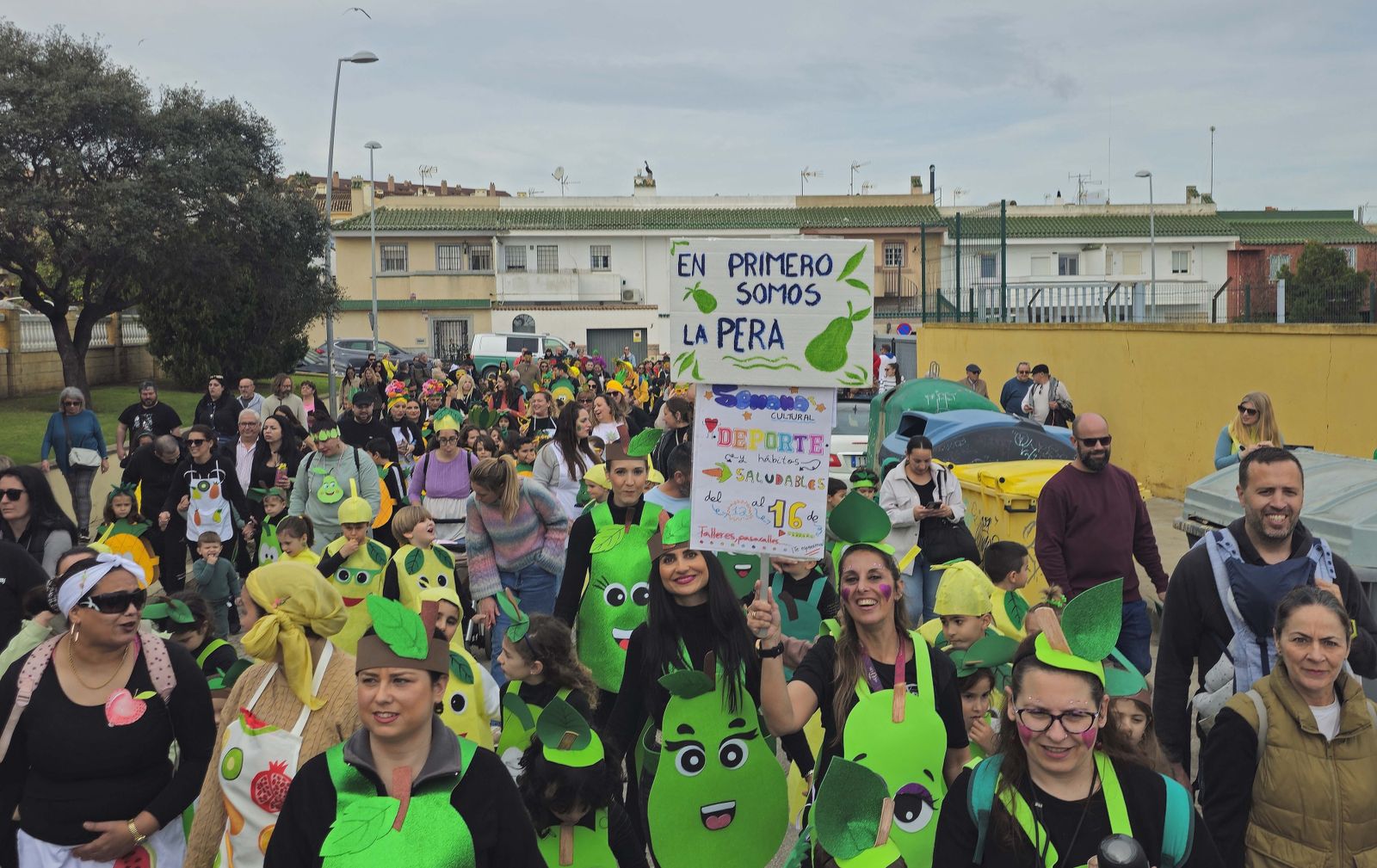 El pasacalles de carnaval del CEIP San García de Algeciras, en imágenes