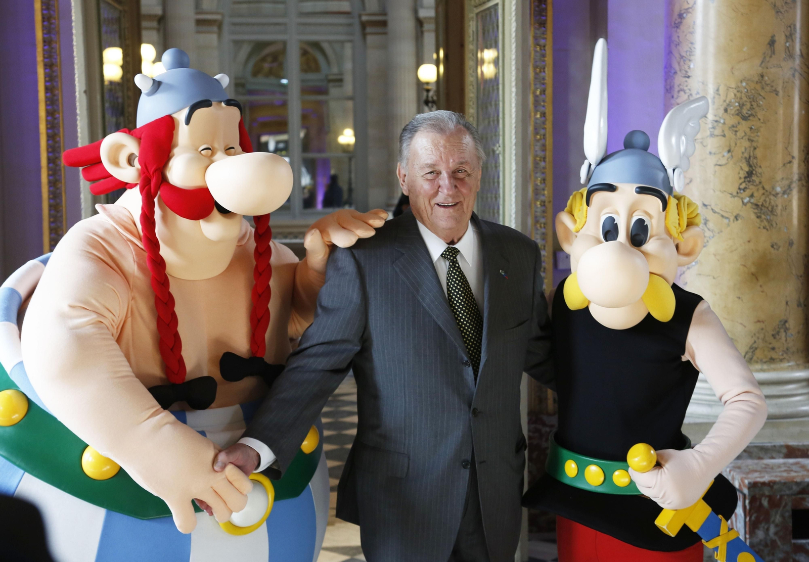 Uderzo con sus dos célebres criaturas en la Casa de la Moneda de París.