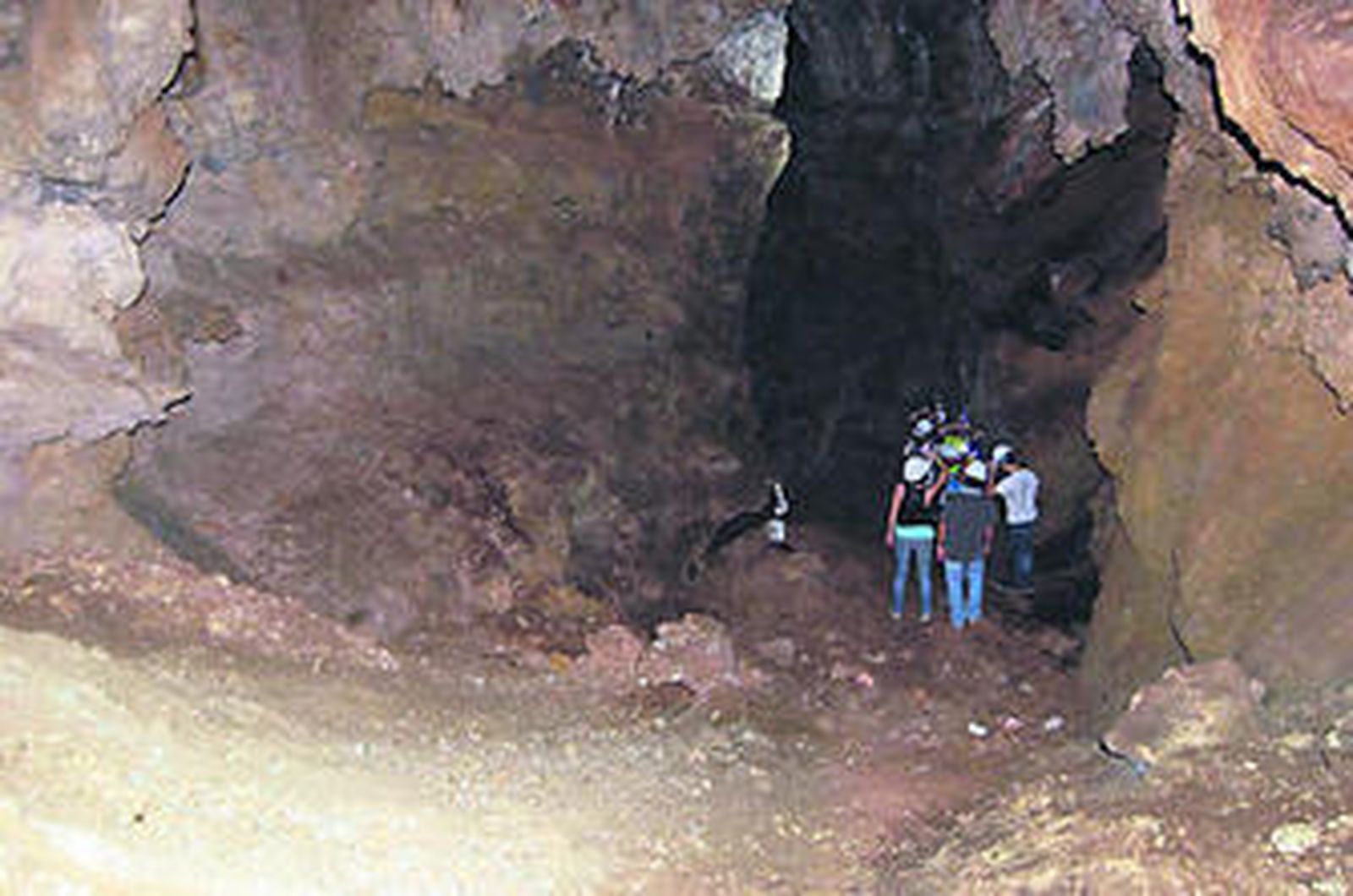 Expedición de autoridades y periodistas tras la ruptura del tapiado.