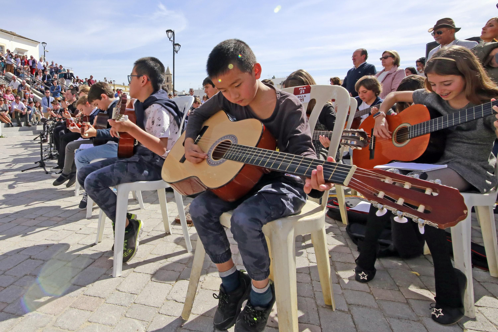 Himno Andaluz a guitarra y flashmob flamenco por el día de Andalucía