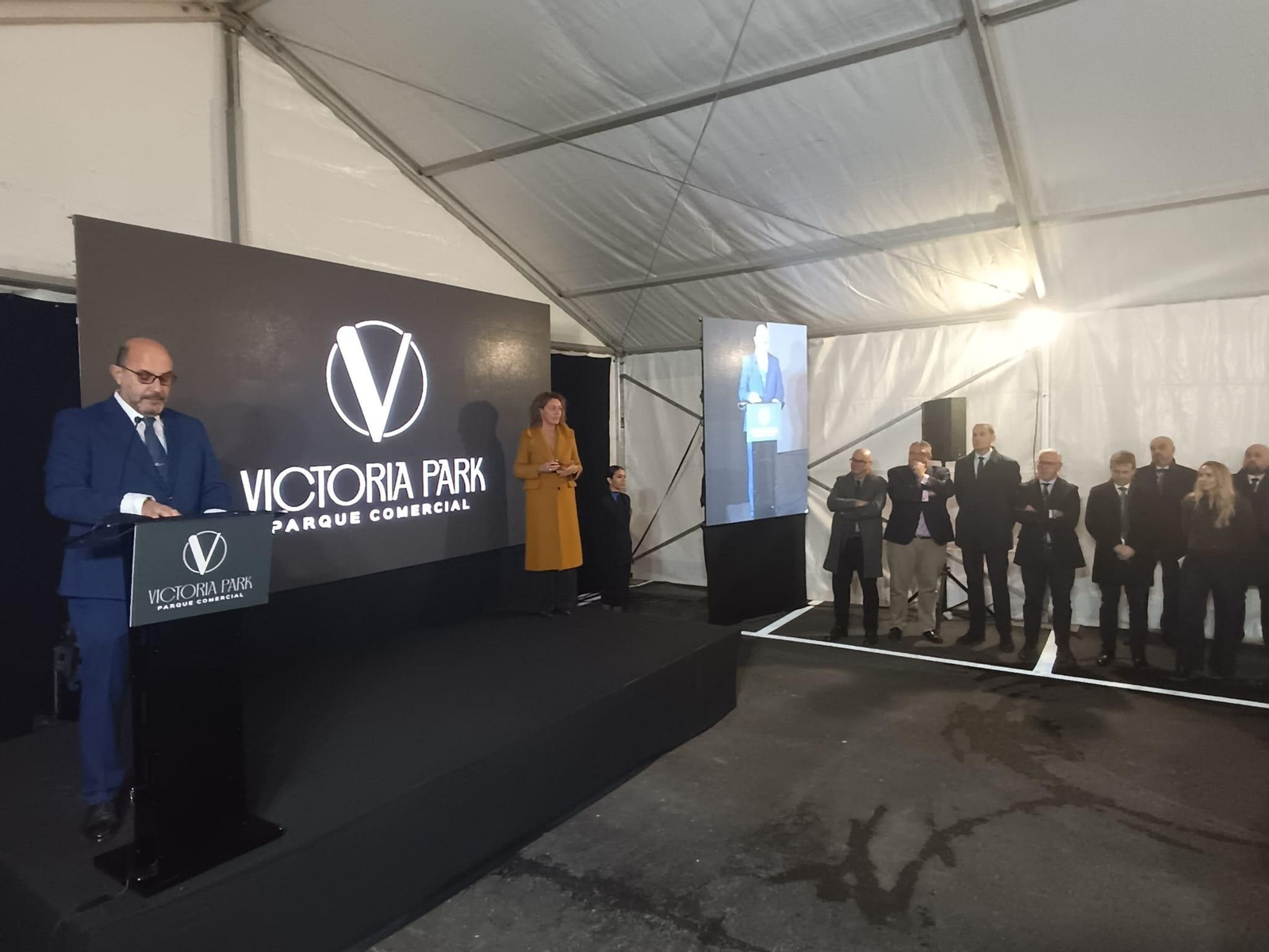 Carlos Pérez en la inauguración del Victoria Park.