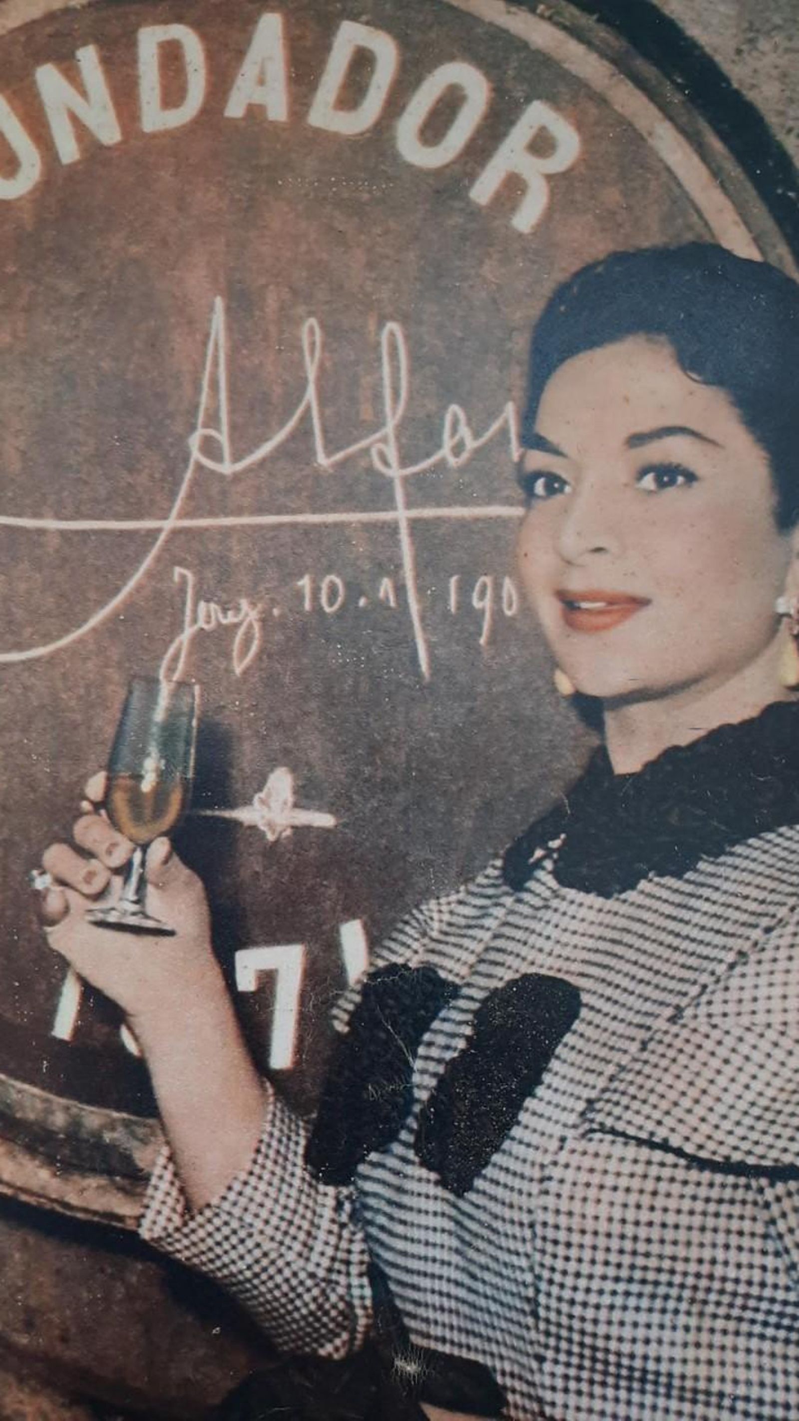 Lola Flores brinda ante la bota de Fundador, años `50 Lola Flores brinda ante la bota de Fundador, años `50