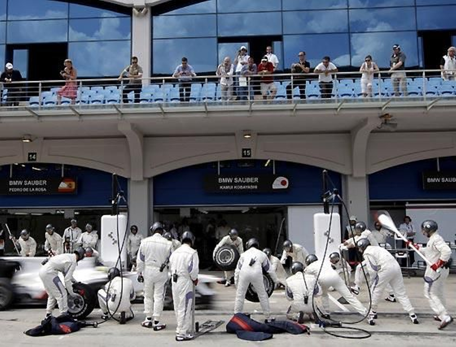 Pedro de la Rosa, que al fin pudo terminar, en boxes.

Foto: Reuters / Afp Photo / Efe