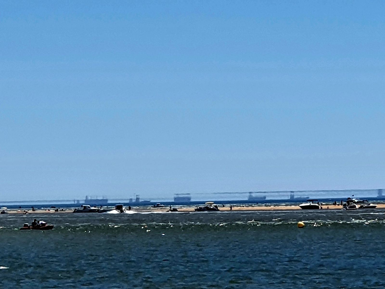 La fata morgana provoca un alargamiento de elementos del horizonte cercano.