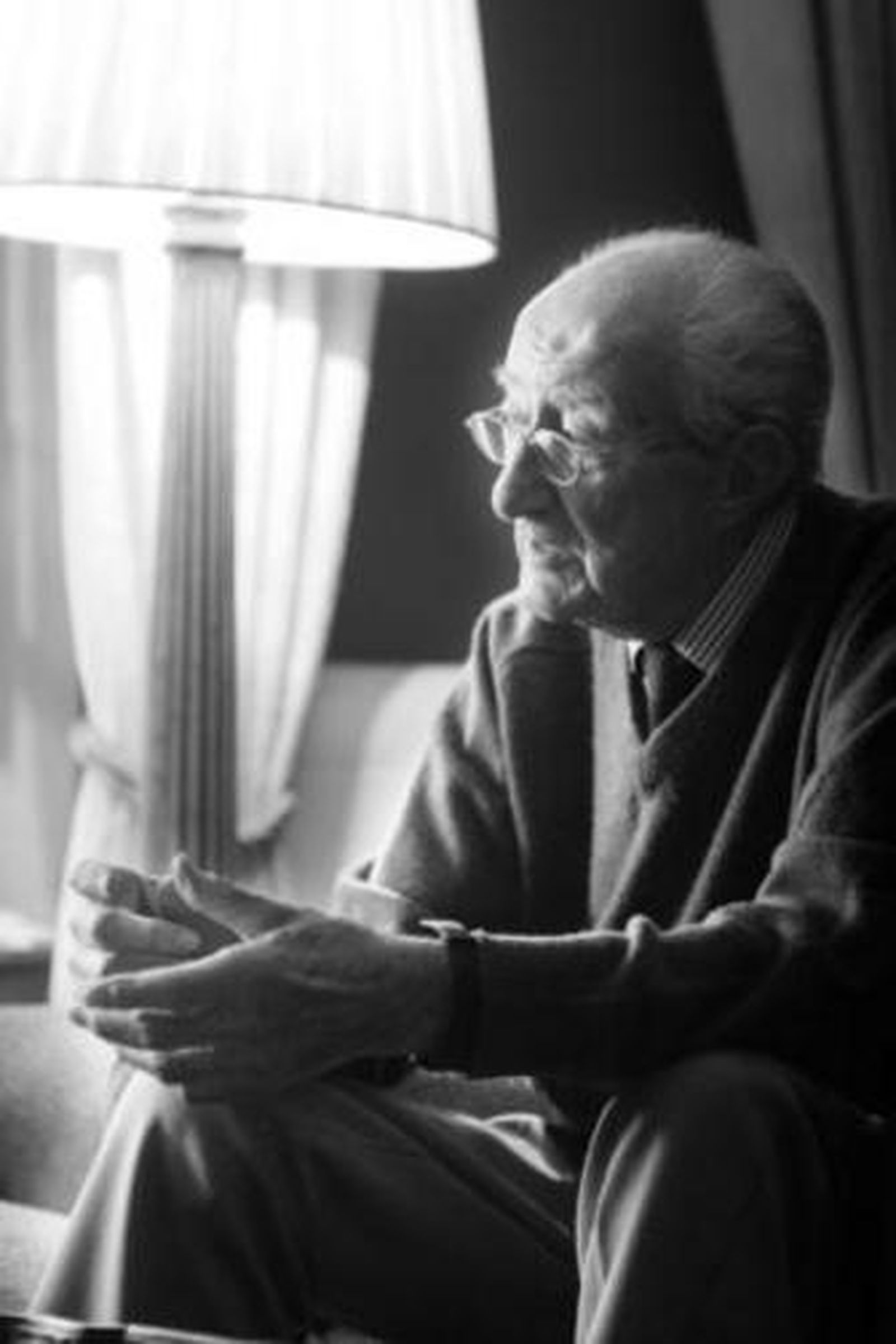 Mauricio González, fotografiado en un rincón de su casa.