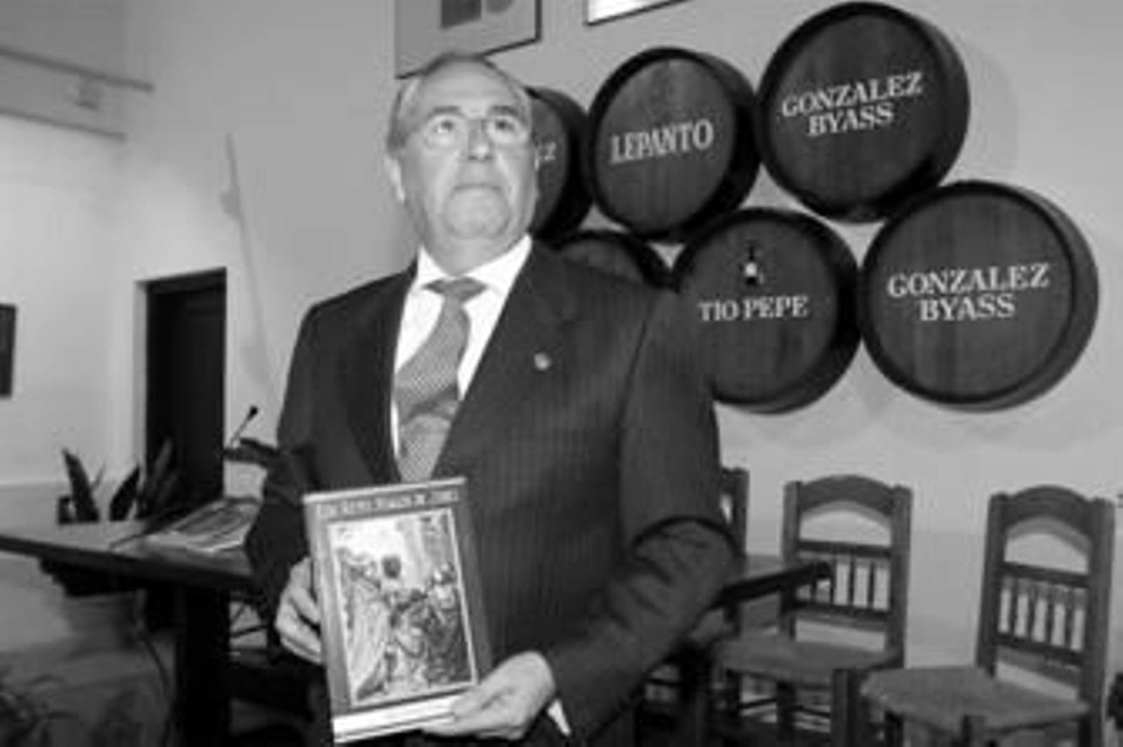 José Castaño ayer durante la presentación del libro en la bodega de González Byass.