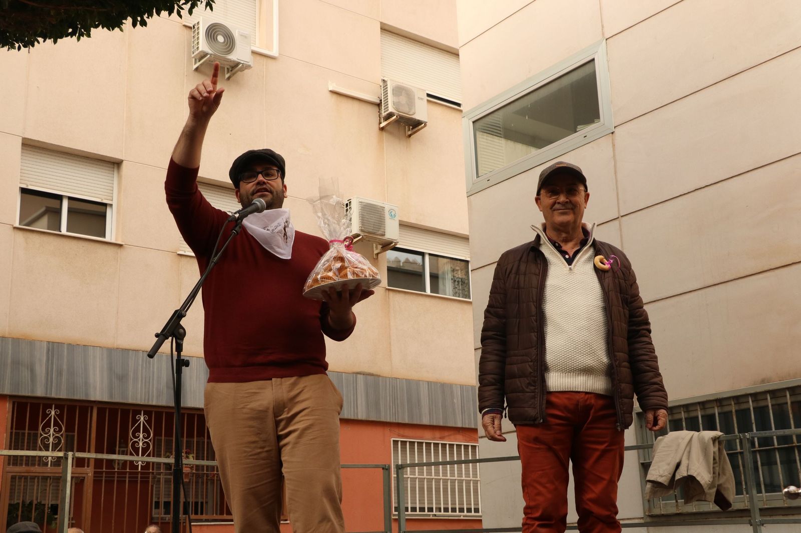 Así ha sido la bendición de las mascotas y la subasta de 'rabicos' en el casco histórico de Almería