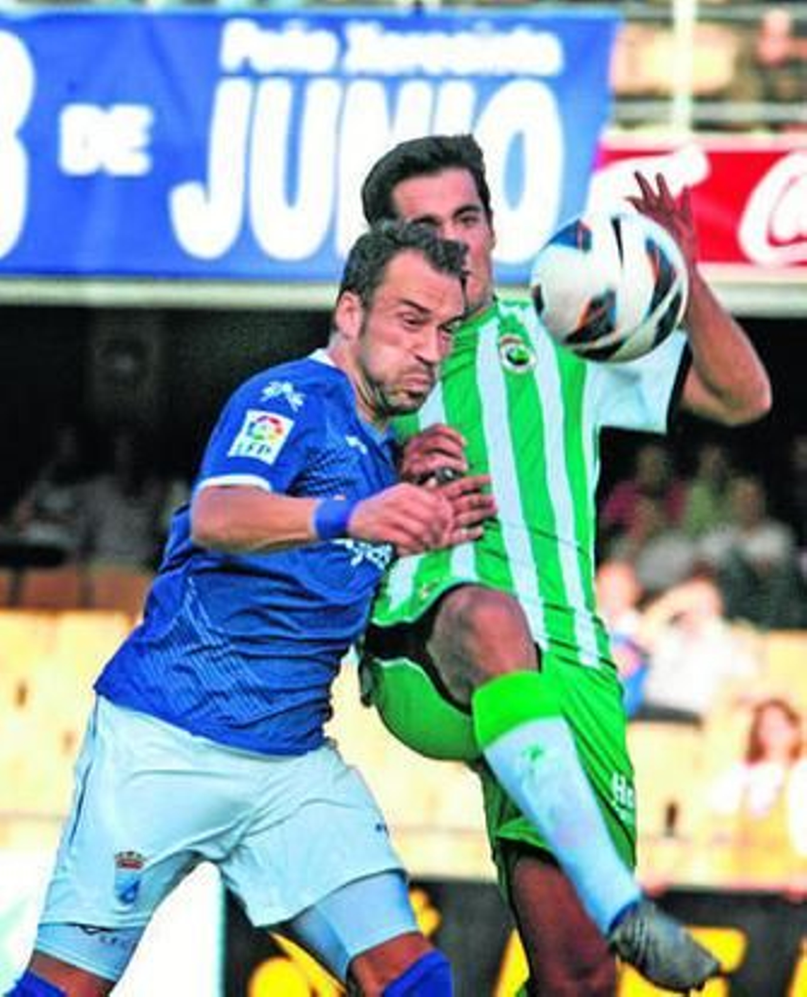 Tato pelea un balón con un defensor del Racing.